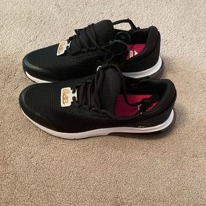 Women’s Avis Sneakers size 9